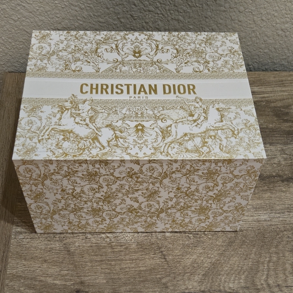 Christian Dior Decorative pillow in Box in Gold and White